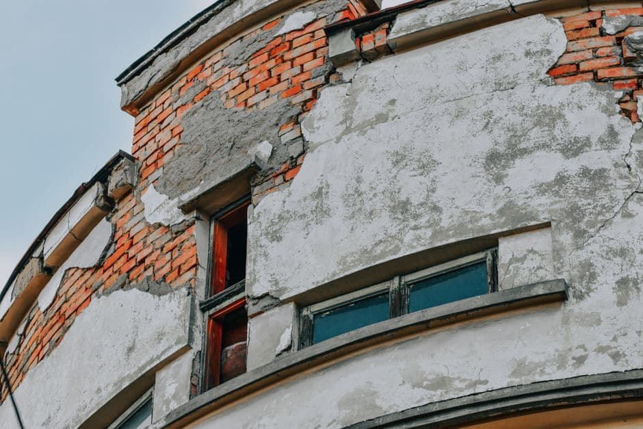 cracked parapet wall requiring urgent tuckpointing in chicago